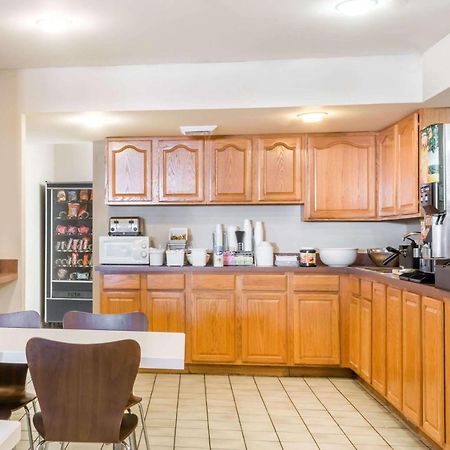 Super 8 by Wyndham Jasper Hotel Bagian luar foto